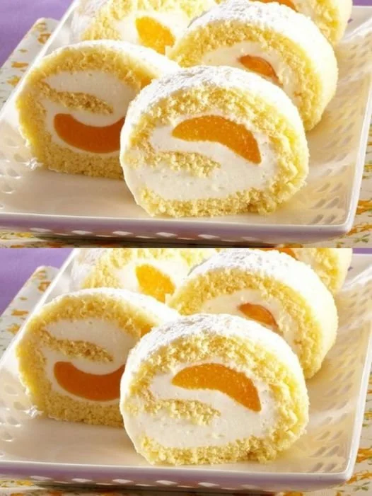 Leckere Biskuitrollen mit Schokolade und Früchten