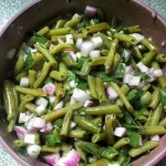 Bohnensalat mit frischen Zutaten auf einem Teller angerichtet