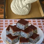 Einfacher Mohnkuchen auf einem Teller serviert