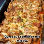 Gyros aus dem Ofen in Metaxasauce auf einem Teller serviert