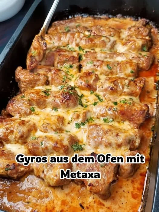 Gyros aus dem Ofen in Metaxasauce auf einem Teller serviert