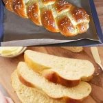 Traditioneller Hefezopf nach Uromas Rezept, frisch gebacken und goldenbraun.