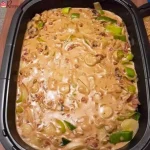 Traditioneller Jägertopf mit Fleisch und Gemüse in einem rustikalen Topf