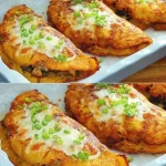 Knusprige Kartoffeltaschen auf einem Teller, serviert mit Dips.