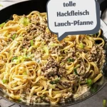 Lauchpfanne mit Gehacktem und Nudeln auf einem Teller serviert