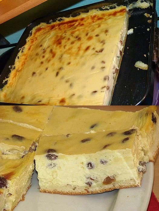 Feucht und leckeres Stück Omis Schmandkuchen mit Schmand und Früchten.