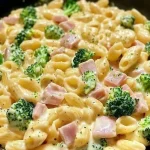 Pasta mit Brokkoli in einer schmackhaften Sauce serviert