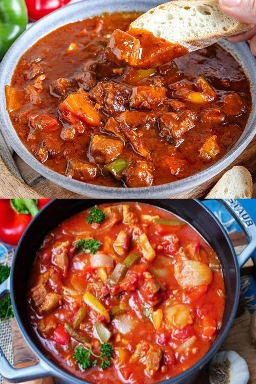 Schaschliktopf mit verschiedenen Fleischsorten und Gemüse, bereit zum Servieren