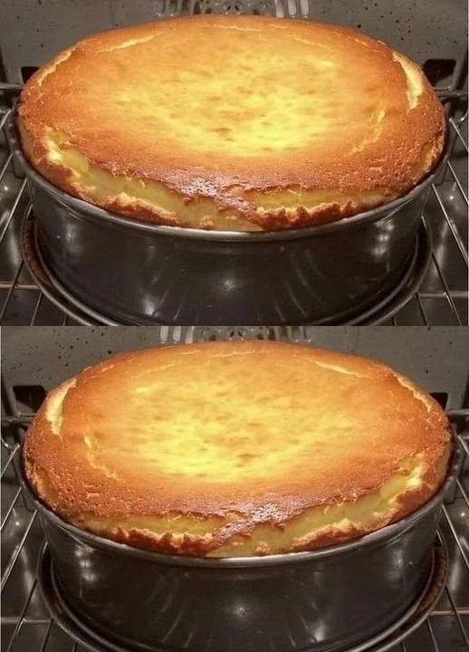 Ultracremiger Quarkkuchen mit fruchtigem Topping auf einem Teller