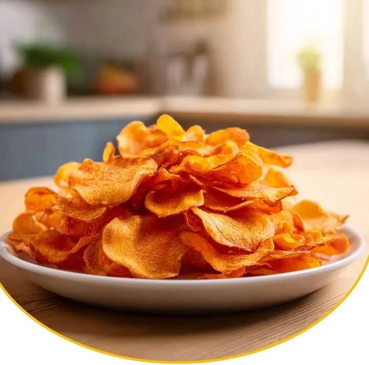 Krosse Airfryer-Möhrchenchips frisch zubereitet in einer Schüssel