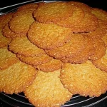 Köstliche Anzac Kekse auf einem Teller, ideal für jeden Anlass.