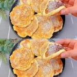 Leckere Apfel Joghurt Pfannkuchen mit frischen Äpfeln serviert.