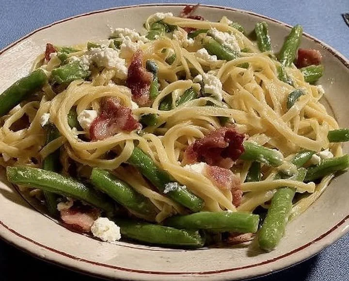 Bandnudeln mit grünen Bohnen, Bacon und Schafskäse