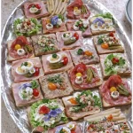 Belegte Brötli mit frischen Zutaten auf einem Tisch