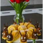 Biskuitrolle mit Erdbeer-Marmelade und Mascarpone-Creme auf einem Teller