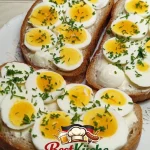 eine köstliche Scheibe Brot mit Ei und frischem Schnittlauch dekoriert