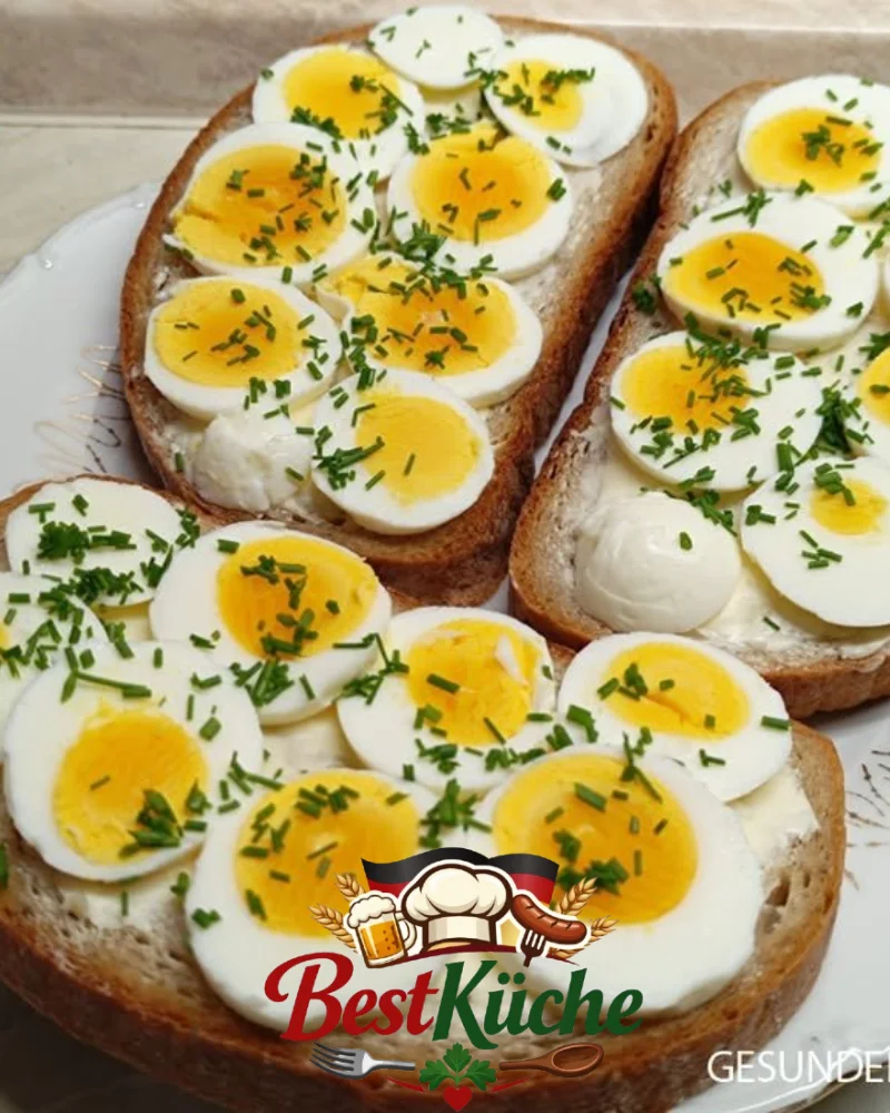 eine köstliche Scheibe Brot mit Ei und frischem Schnittlauch dekoriert