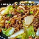 Ein leckeres Gericht aus Chinakohl und Hackfleisch auf einem Teller.