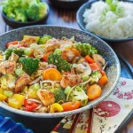 Chop Suey mit Gemüse und Hühnchen, köstliches asiatisches Gericht
