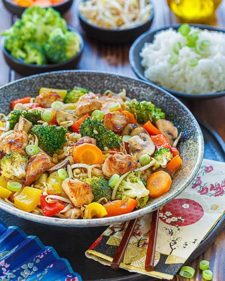 Chop Suey mit Gemüse und Hühnchen, köstliches asiatisches Gericht