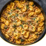 Cremige Tortellini-Pfanne mit würzigem Hack und frischen Zutaten