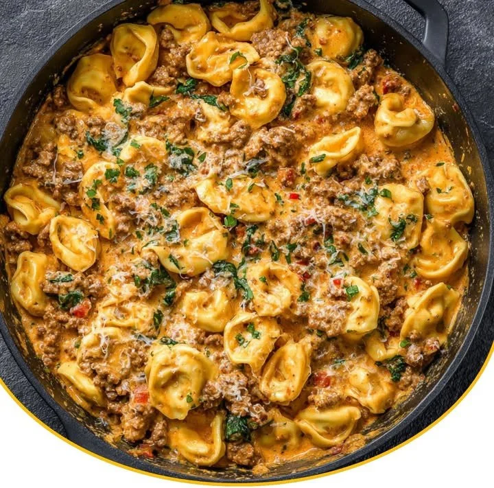 Cremige Tortellini-Pfanne mit würzigem Hack und frischen Zutaten