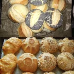 Eine Auswahl der schnellsten Brötchen der Welt auf einem Tisch.