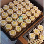 Leckere Eierlikörplätzchen auf einem Teller, perfekt für festliche Anlässe.