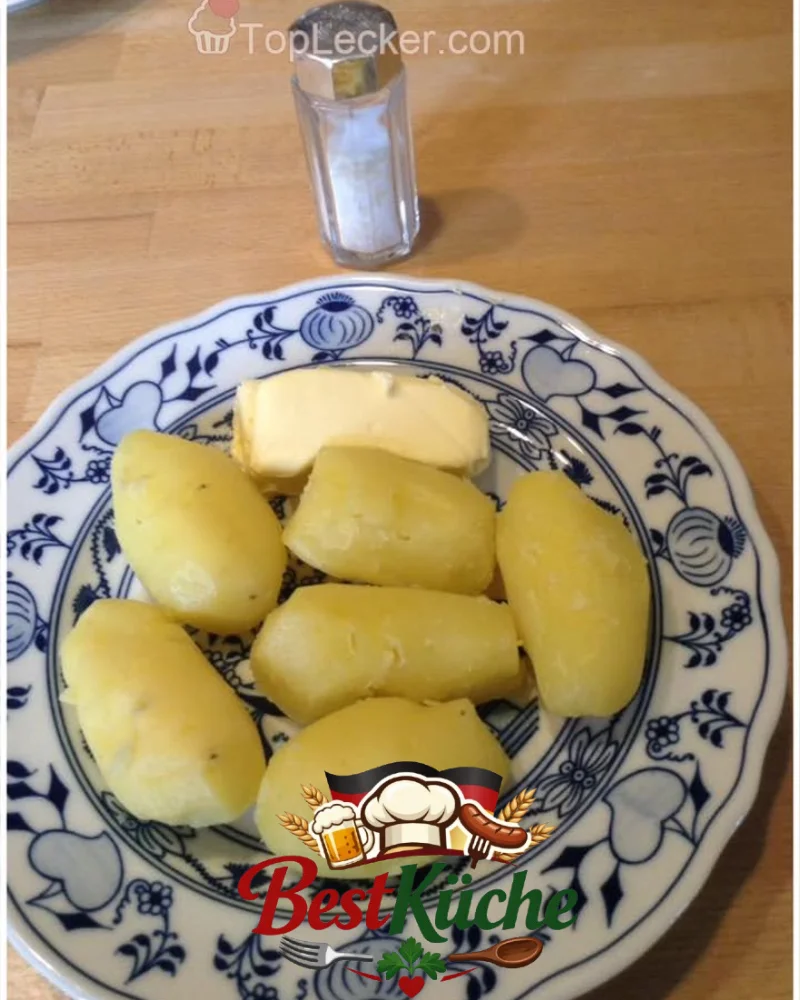 Erdapfel mit Butter zubereitet auf einem Teller