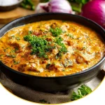 Eine Schüssel Friss-dich-dumm-Suppe, herzhaft und sättigend.