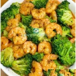 Garnelen-Brokkoli-Pfanne mit frischen Zutaten in einer Pfanne zubereitet