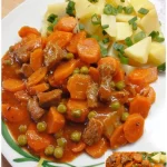 Gedünstete Karotten mit Fleisch und Erbsen auf einem Teller serviert.
