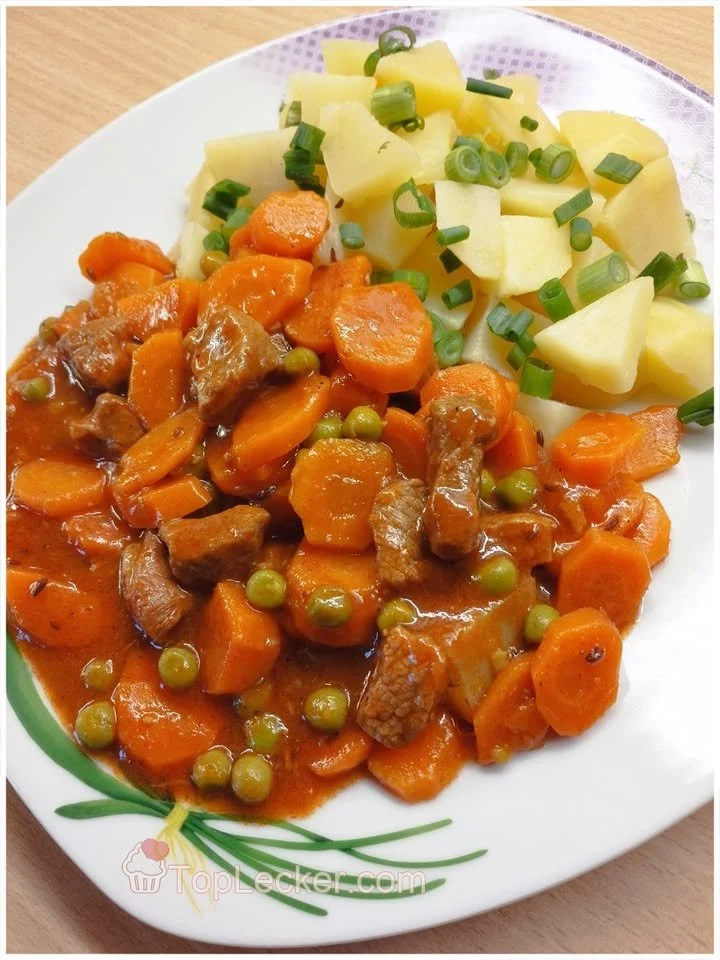 Gedünstete Karotten mit Fleisch und Erbsen