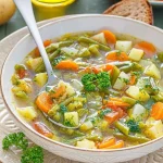 Gemüseeintopf mit Kartoffeln, gesundes veganes Gericht in einer Schüssel