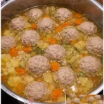 Gemüsesuppe mit Hackfleischbällchen in einer eleganten Schüssel serviert