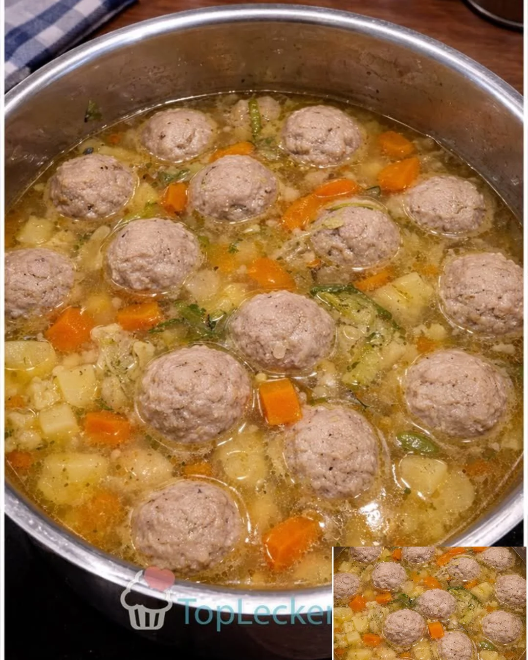 Gemüsesuppe mit Hackfleischbällchen in einer eleganten Schüssel serviert