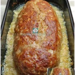 Leckerer Hackbraten auf einem Teller, serviert mit Beilagen.