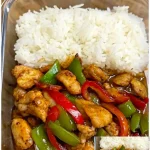 Hähnchenpfanne mit Paprika und Reis in einer Pfanne zubereitet