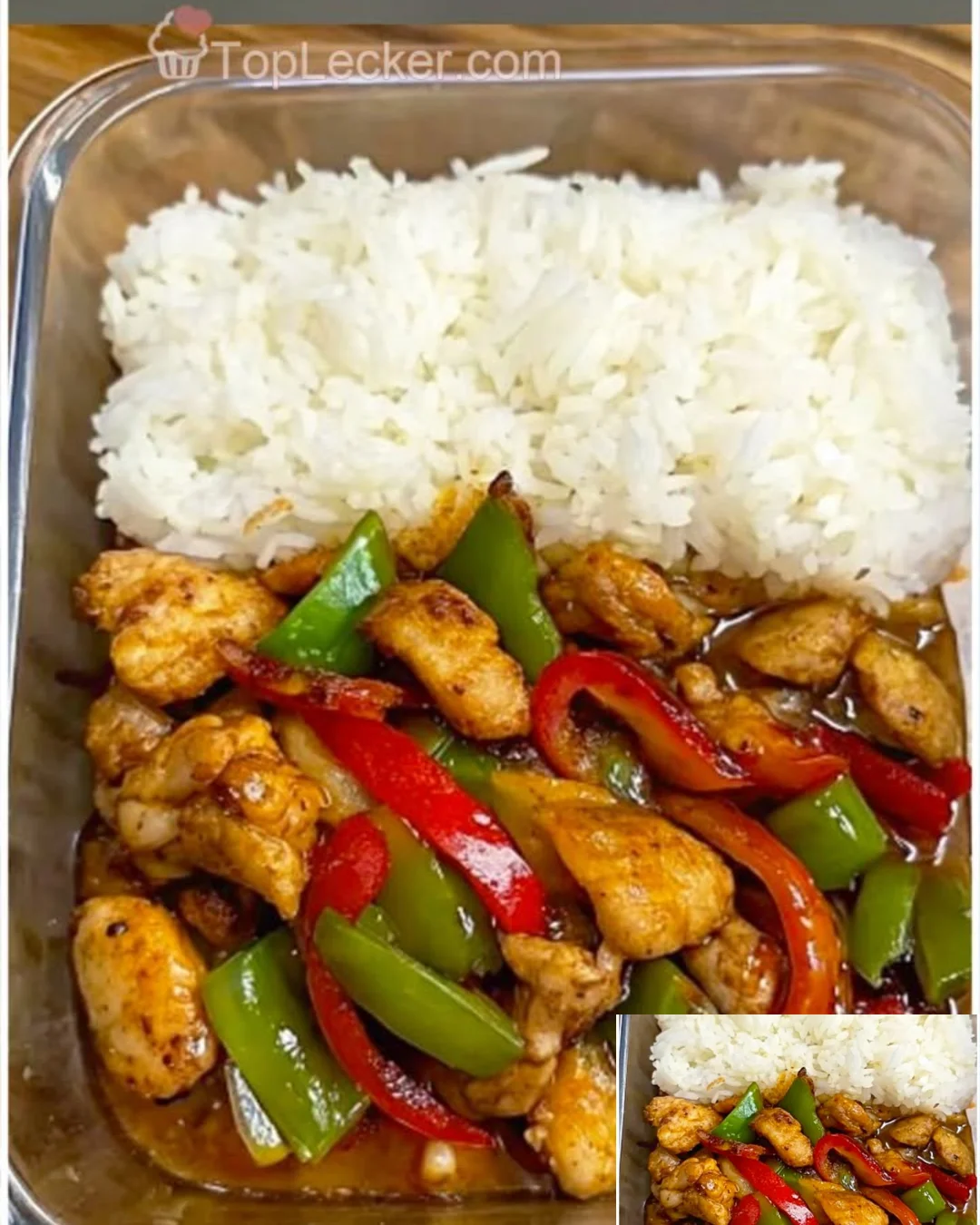 Hähnchenpfanne mit Paprika und Reis in einer Pfanne zubereitet