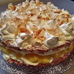 Himmelstorte mit Himbeeren auf einem eleganten Teller serviert