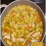 Schüssel mit Hühnnersuppe und Nudeln, ein herzhaftes Gericht für die kalte Jahreszeit