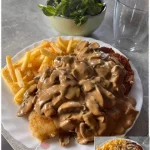 Jägerschnitzel mit Pilzsauce auf einem Teller serviert