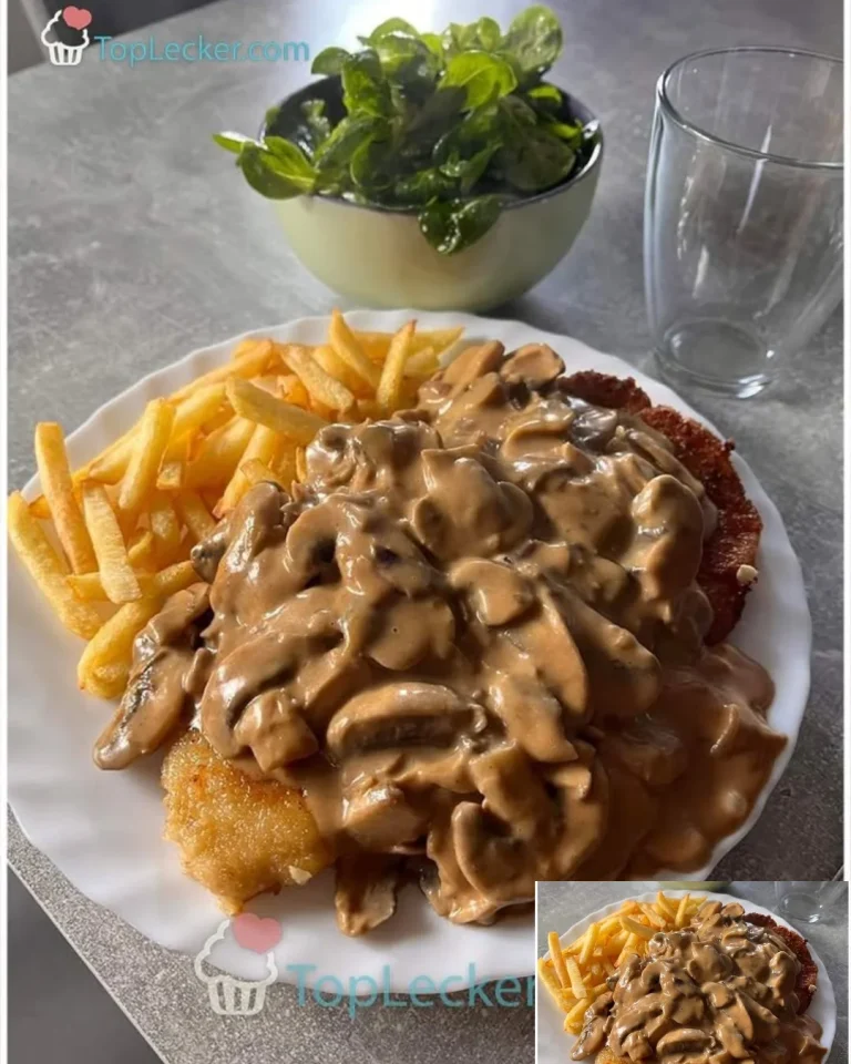 Jägerschnitzel mit Pilzsauce auf einem Teller serviert