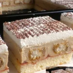 Leckere Kaffee-Schnitten angerichtet auf einem Teller.