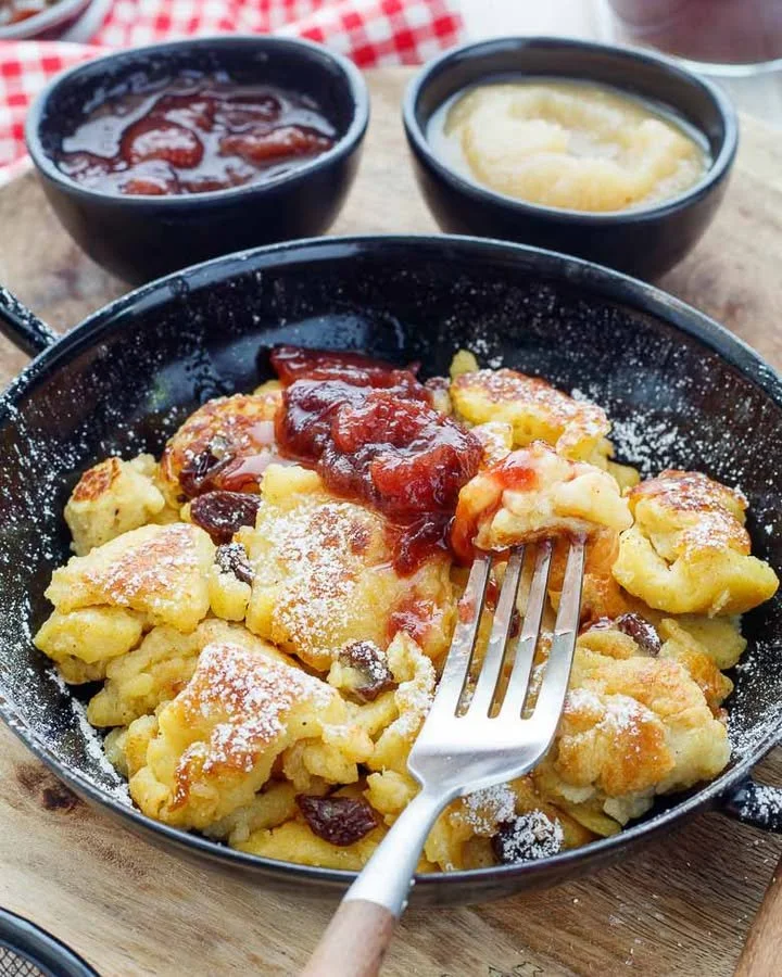 Traditioneller Kaiserschmarrn serviert mit Apfelmus auf einer Ski-Hütte.