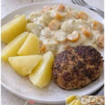 Rahmgemüse aus Kartoffeln, Möhren und Kohlrabi mit einer saftigen Boulette