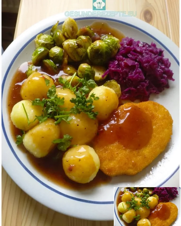 Knuspriges Schnitzel mit Beilagen von Rosenkohl, Rotkohl und Kartoffelklößen