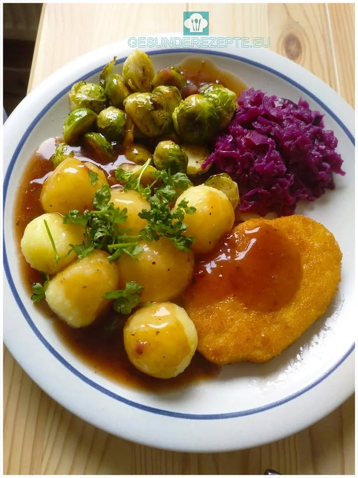 Knuspriges Schnitzel mit Rosenkohl, Rotkohl & Kartoffelklößen
