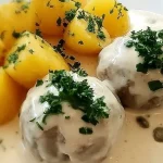 Königsberger Klopse in cremiger Soße mit Kapern serviert.