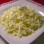 Krautsalat nach griechischer Art mit frischen Zutaten serviert